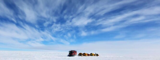 Trip La Gomera beliebtes Urlaubsziel – Antarktis - Null Bewohner, Millionen Pinguine und feste Dimensionen. Am südlichen Ende der Erde, wo die Sonne nur zwischen Frühjahr und Herbst über dem Horizont aufgeht, liegt der 7. Kontinent, die Antarktis. Riesig, bis auf ein paar Forscher unbewohnt und ohne offiziellen Besitzer. Eine Welt, die überrascht, bevor Sie sie sehen. Deshalb ist ein Besuch definitiv etwas für die Schatzkiste der Erinnerung und allein die Ausmaße dieser Destination sind eine Sache für sich. Du trittst aus deinem gemütlichen Hotelzimmer und es begrüßt dich die warme italienische Sonne. Du blickst auf den atemberaubenden Gardasee, der in zahlreichen Blautönen schimmert - von tiefem Dunkelblau bis zu funkelndem Türkis. Majestätische Berge umgeben dich, während die Brise sanft deine Haut streichelt und der Duft von blühenden Zitronenbäumen deine Nase kitzelt. Du schlenderst die malerischen, engen Gassen entlang, vorbei an farbenfrohen, blumengeschmückten Häusern. Vereinzelt unterbricht das fröhliche Lachen der Einheimischen die friedvolle Stille. Du fühlst dich wie in einem Traum, der nicht enden will. Jeder Schritt führt dich zu neuen Entdeckungen und Abenteuern. Du probierst die köstliche italienische Küche mit ihren frischen Zutaten und verführerischen Aromen. Die Sonne geht langsam unter und taucht den Himmel in ein leuchtendes Orange-rot - ein spektakulärer Anblick.
