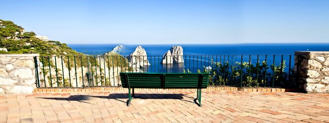 Trip La Gomera Reiseland - Capri ist eine blühende Insel mit weißen Gebäuden, die einen schönen Kontrast zum tiefen Blau des Meeres bilden. Die durchschnittlichen Frühlings- und Herbsttemperaturen liegen bei etwa 14°-16°C, die besten Reisemonate sind April, Mai, Juni, September und Oktober. Auch in den Wintermonaten sorgt das milde Klima für Wohlbefinden und eine üppige Vegetation. Die beliebtesten Orte für Capri Ferien, locken mit besten Angebote für Hotels und Ferienunterkünfte mit Werbeaktionen, Rabatten, Sonderangebote für Capri Urlaub buchen.