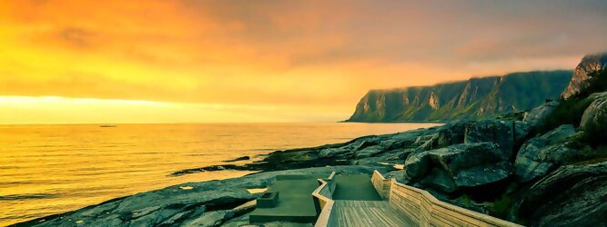 Trip La Gomera Ferienhaus Norwegen – Schwindelfrei auf Preikestolen – die spektakuläre Felskanzel erhebt sich als steile Plateauklippe über dem Lysefjord. Die Aussicht über den Fjord ist atemberaubend, schwindelfrei sein ist Voraussetzung. Es lohnt sich auf jeden Fall, schon mitten in der Nacht aufzustehen, um den magischen Moment des überwältigend schönen Sonnenaufgangs mitzuerleben, grandios wie sich die ersten Sonnenstrahlen in den steilen Felswänden verfangen und die Bergmauern zum Leuchten bringen. Dieser Augenblick inspiriert zur Demut und Dankbarkeit. Die beliebtesten Orte für Ferien in Norwegen, locken mit besten Angebote für Hotels und Ferienunterkünfte mit Werbeaktionen, Rabatten, Sonderangebote für Norwegen Urlaub buchen.