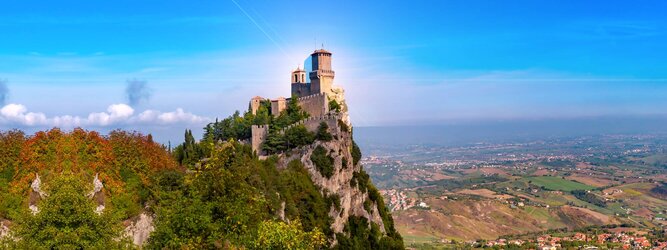 Trip La Gomera Urlaubsdestination - San Marino – Hol ihn dir – den heißbegehrten Einreise-Stempel von San Marino. Nimm deinen Reisepass, besuche die örtliche Tourismusbehörde, hier wird die kleine Trophäe in dein Reisedokument gestempelt, es sieht gut aus und ist eine supertolle Urlaubserinnerung. Dieses neue Trendy-Reiselust-Souvenir passt ausgezeichnet zu den anderen außergewöhnlichen Stempeln deiner vergangenen Reisen. San Marino ist ein sehr interessanter Zwergstaat, eine Enklave, vollständig von Italien umgeben, eine der ältesten bestehenden Republiken und eines der reichsten Länder der Welt. Die beliebtesten Orte für Ferien in San Marino, locken mit besten Angebote für Hotels und Ferienunterkünfte mit Werbeaktionen, Rabatten, Sonderangebote für San Marino Urlaub buchen.